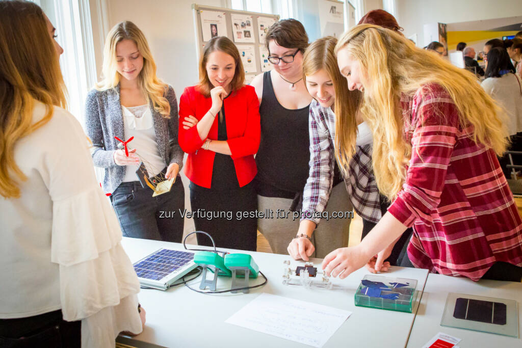 Österreichischer Verband für Elektrotechnik OVE: Girls! TECH UP 2017 – 600 Mädchen stürmten das Ingenieurhaus (Fotocredit: OVE/Nina de Boes), © Aussender (27.10.2017) 