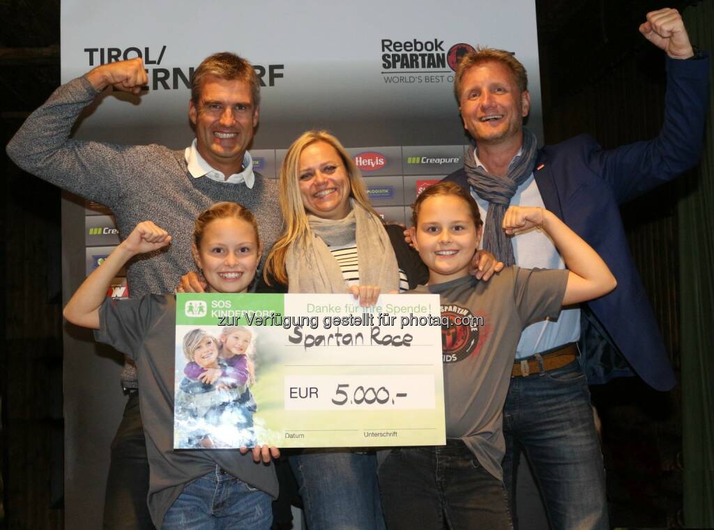 Gemeinsame Freude über erfolgreiche Aktion: Sparten Race Organisator Helge Lorenz (im Bild links) und Gernot Riedl vom Tourismusverband St. Johann in Tirol (rechts) übergeben Manuela Mader von SOS-Kinderdorf einen 5.000 Euro Scheck. - Kitzbüheler Alpen - St. Johann Oberndorf-Kirchdorf-Erpfendorf: Spartan Race Oberndorf in Tirol spendet 5.000 Euro an SOS Kinderdorf (Fotocredit: Spartan Race), © Aussender (27.10.2017) 