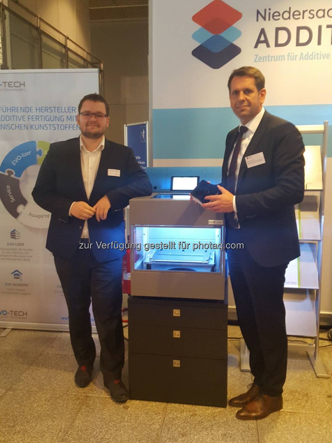 Geschäftsführer EVO-tech Markus Kaltenbrunner mit Wirtschaftsminister Olaf Lies - EVO-te: EVO-tech eröffnet zweiten Standort in Hannover (Fotocredit: EVO-tech GmbH)