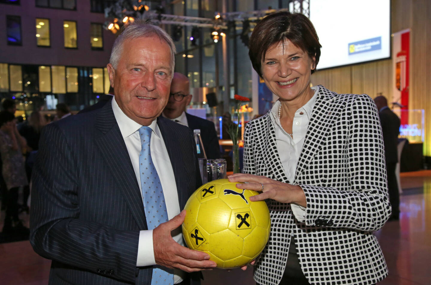 ÖFB-Präsident Leopold Windtner, Generaldirektor-Stellvertreterin Michaela 
Keplinger-Mitterlehner, Fotocredit: RLB OÖ/Strobl