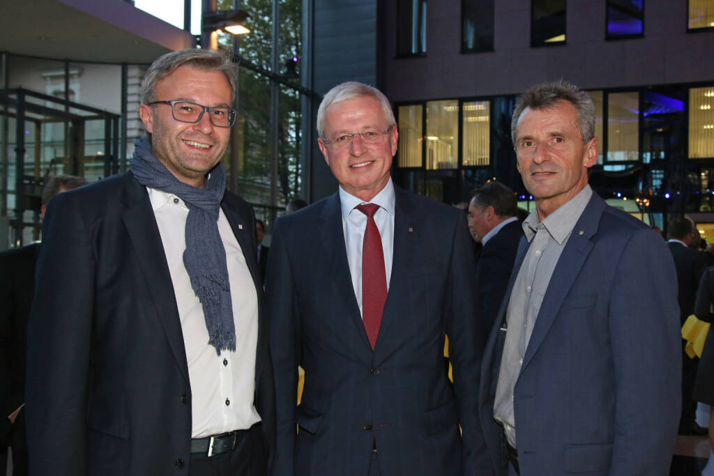 Landesgeschäftsleiter-Stv. OÖ Rotes Kreuz Thomas Märzinger, RLB OÖ-Vorstand Markus Vockenhuber, Landespolizeidirektor-Stv. Alois Lißl, Fotocredit: RLB OÖ/Strobl (01.11.2017) 