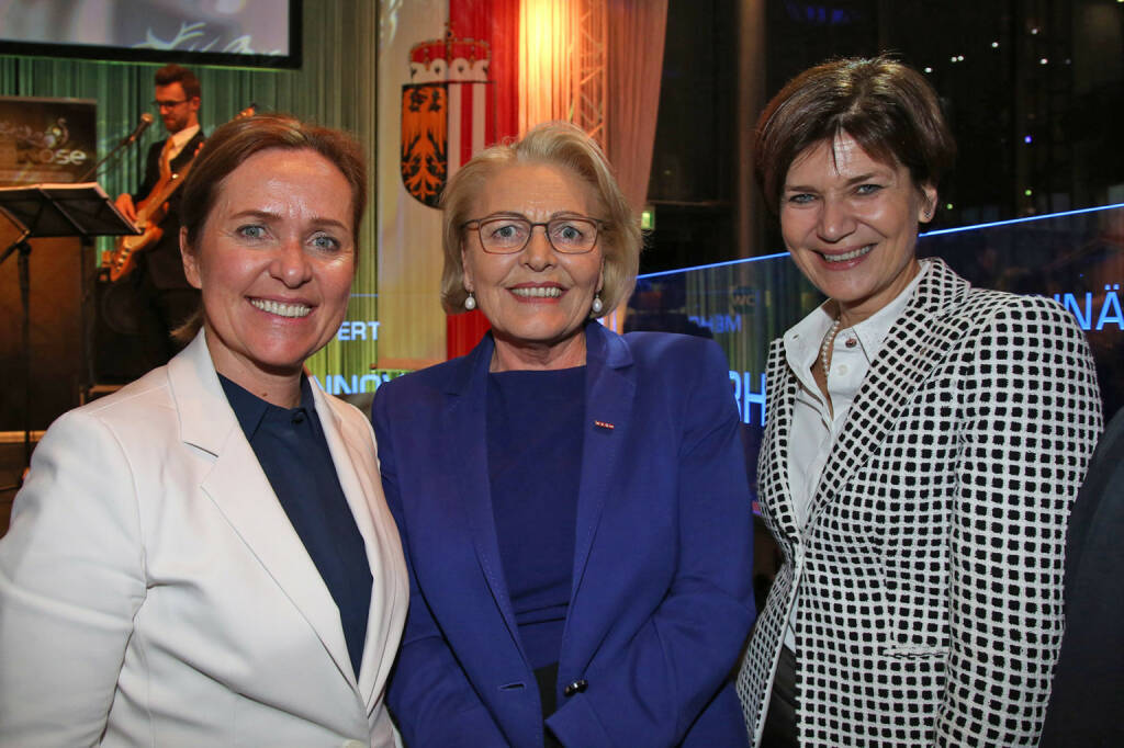 WK OÖ-Vizepräsidentin Angelika Sery-Froschauer, WKO-Generalsekretärin Anna Maria Hochhauser, Generaldirektor-Stv. Michaela Keplinger-Mitterlehner, Fotocredit: RLB OÖ/Strobl (01.11.2017) 