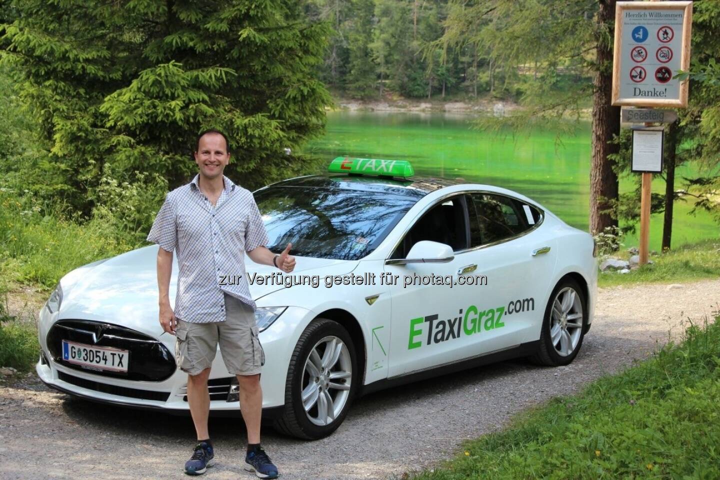 SE mit einem unserer 7 Tesla Model S am Grünen See in Tragöß in der Steiermark - Dem grünen Herz Österreichs -> ETaxiGraz.com