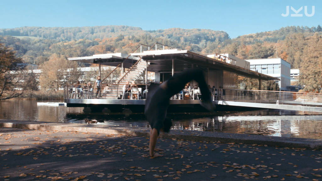 Ein neues Video zeigt den Campus der Johannes Kepler Universität aus einer anderen, waghalsigen Perspektive und verwandelt ihn in ein Parkour-Paradies: Alex Schauer, 22-jähriges Aushängeschild der Trendsportart, die auch als „Kunst der effizienten Fortbewegung“ bezeichnet wird, bahnt sich seinen speziellen Weg über das JKU-Gelände. Copyright Screenshots: JKU, © Aussendung (10.11.2017) 