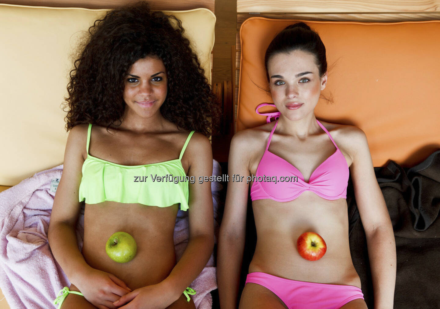 Miss Vienna Yemisi Rieger und Vize-Miss Jacqualine Sappert beim Relaxen, Äpfel, (c) PULS 4 Nick Albert