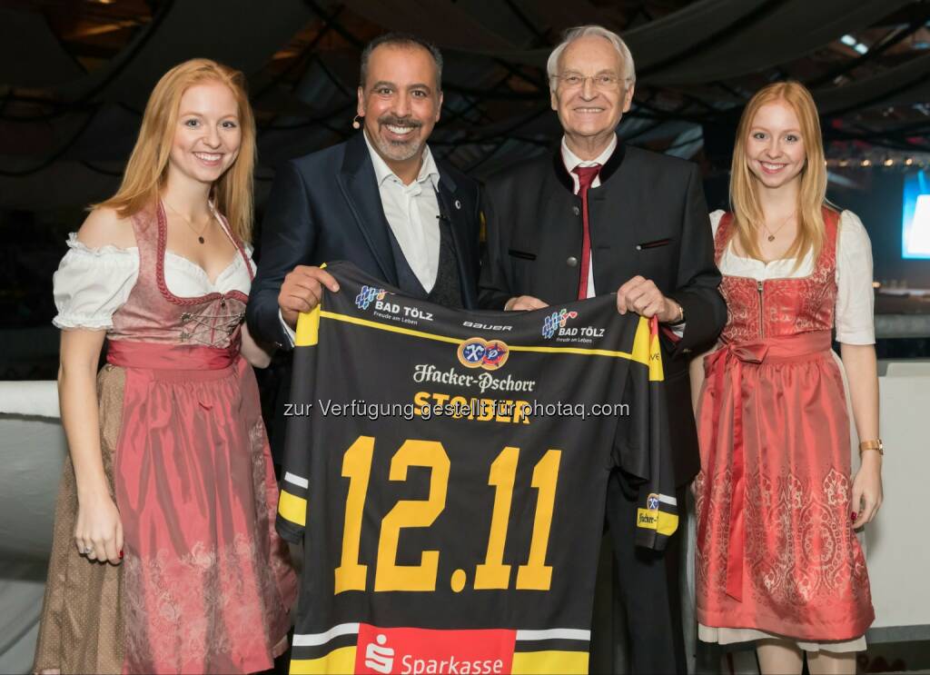 Voller Freude in der weeArena Bad Tölz, dem globalen Piloten für Mobile Payment: CSU-Ehrenvorsitzender Dr. Edmund Stoiber und Unternehmer Cengiz Ehliz, Founder weeConomy AG, umrahmt von den wee-Assistentinnen, den Klein-Twins Juliane und Kristina.  - weeCONOMY AG: Cashback-System wee auf dem Weg zum Global Player (Fotocredit: obs/weeCONOMY AG/Thomas Effinger), © Aussender (14.11.2017) 