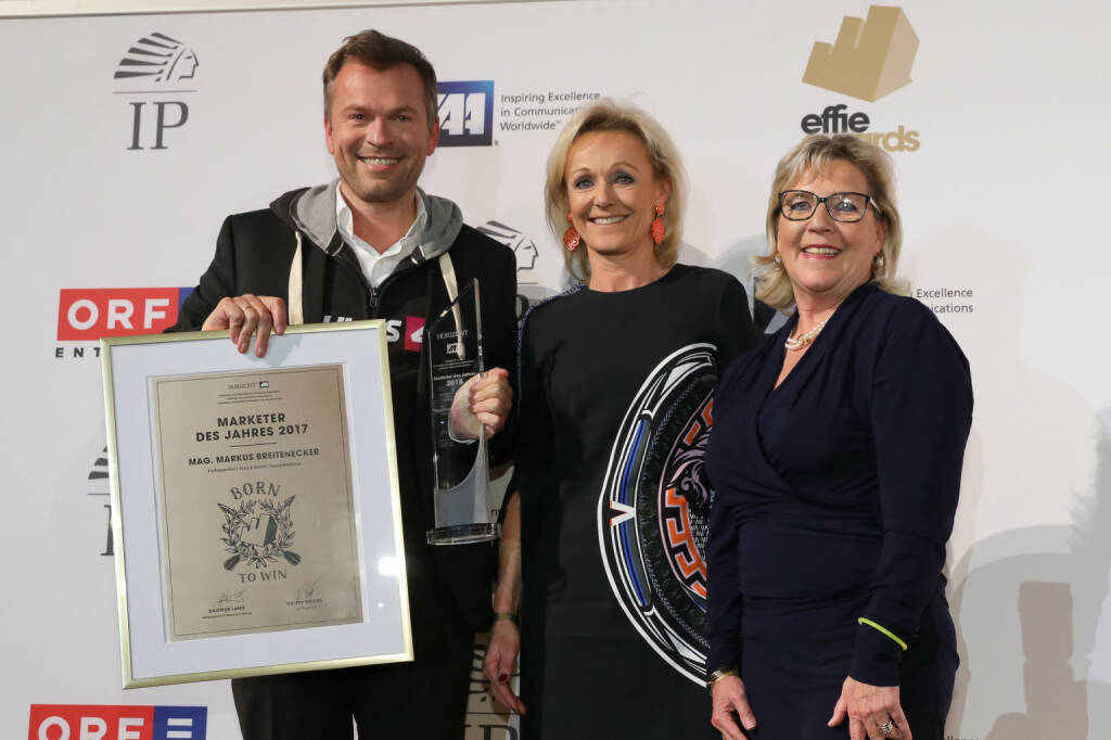 Zum ersten Mal begrüßte Walter Zinggl als neuer IAA Präsident rund 500 Gäste aus Werbung, Medien und werbetreibender Wirtschaft zur Verleihung der begehrten EFFIE Awards des Austrian Chapters der International Advertising Association (IAA) im Gartenbaukino in Wien. Unter dem Motto „Ein EFFIE ist für immer“ konnten anlässlich der 33. EFFIE Gala aus 60 Einreichungen zehn Kampagnen ausgezeichnet werden. Markus Breitenecker, Geschäftsführer ProsiebenSat1 Puls 4, wurde zum Marketer des Jahres gewählt - hier im Bild mit Maria Bauernfried und Dagmar Lang, Fotocredit © Katharina Schiffl, © Aussendung (14.11.2017) 