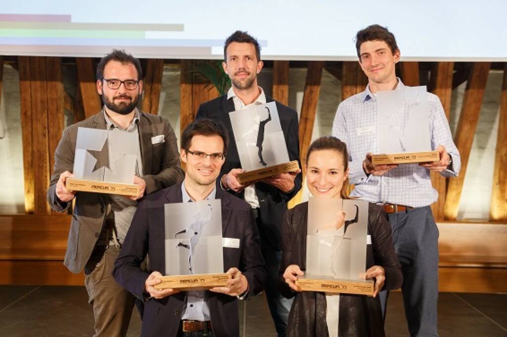 Zum 30. Mal vergab die WK Wien den Innovationspreis Mercur: Im Bild: Unten: Florian Reiterer (INS), Petra Dobrocka (byrd), Oben (v.l.): Alfons Felice und Christoph Sygmund (DirctSens), Wieland Reichelt (Evologic), Credit: Florian Wieser, © Aussendung (15.11.2017) 