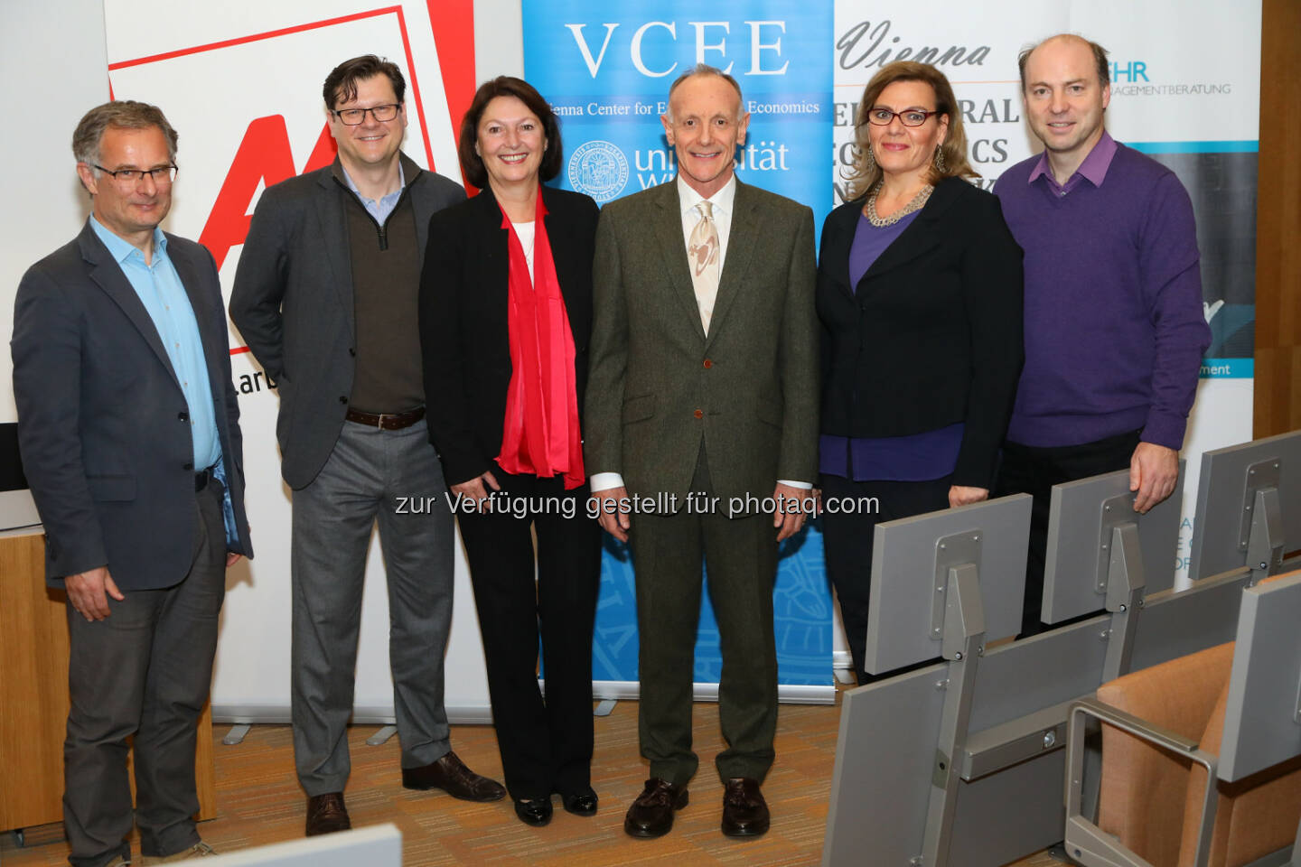 Markus Marterbauer (AK Wien), Jean-Robert Tyran (Universität Wien), Doris Tomanek (UniCredit Bank Austria AG), Andrew Oswald (University of Warwick), Corinna Fehr (VBEN), Matthias Sutter (Max Planck Institute zur Erforschung von Gemeinschaftsgütern in Bonn) - Vienna Behavioral Economics Network (VBEN): Andrew Oswald über das Geheimnis glücklicher Mitarbeiter: „Gute Chefs sind essenziell“ (Fotocredit: VBEN/APA-Fotoservice/Schedl)