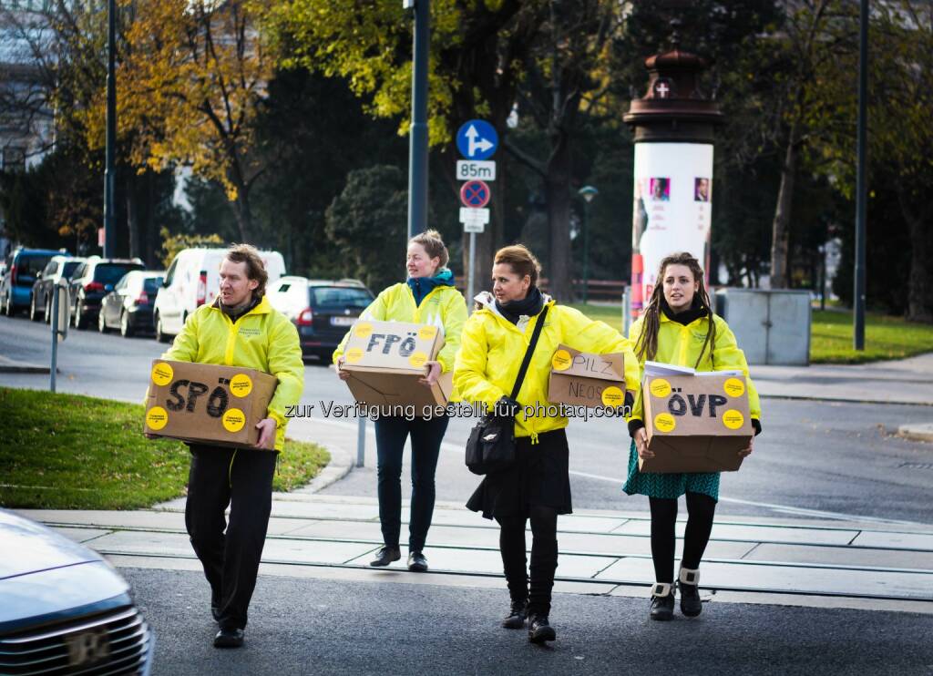 Österreich entscheidet: Österreich entscheidet übergibt Demokratie-Starterpaket an Nationalratsabgeordnete (Fotograf: Gabriel Gschaider / Fotocredit: ÖE), © Aussender (17.11.2017) 