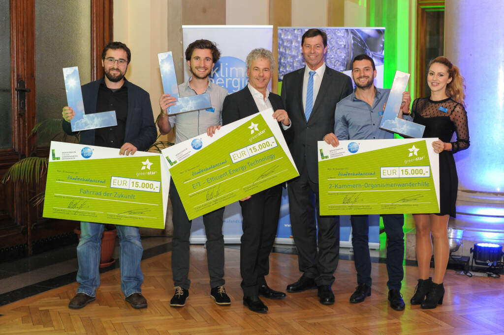 „2-Kammern-Organismenwanderhilfe“, „E²T – Efficient Energy Technology“ und „Fahrrad der Zukunft“: Das sind die drei grünen Start-Ups, die den Wettbewerb greenstart für sich entscheiden konnten. TOP 3_greenstars 2017 v.l.n.r.
Johannes Rammerstorfer (Plastic Innovation - Fahrrad der Zukunft), Christoph Grimmer (Efficient Energy Technology), Ingmar Höbarth (Klima- und Energiefonds), Günter Liebel (Bundesministerium für Land- und Forstwirtschaft, Umwelt und Wasserwirtschaft), Bernhard Mayrhofer und Alkisti Stergiopoulou (Fishcon: 2-Kammern-Organismenwanderhilfe), Fotocredit (C) Arpad Szamosi für den Klima- und Energiefonds, © Aussendung (21.11.2017) 