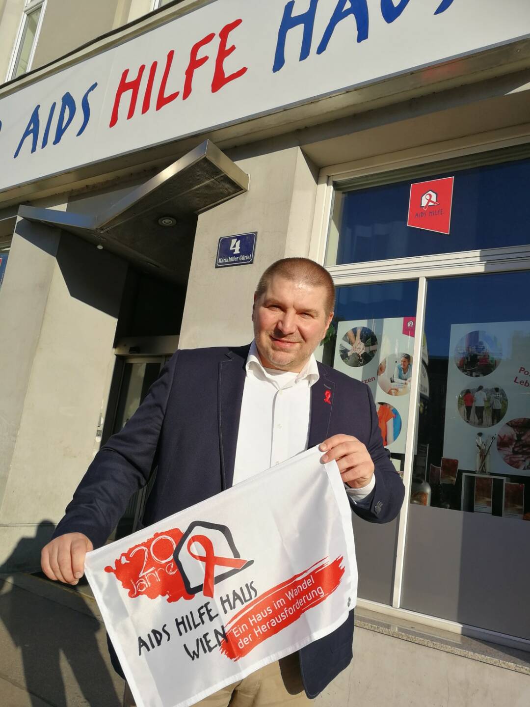 Aids Hilfe Wien: Welt-AIDS-Tag 2017 – Aids Hilfe Wien und Wiener Linien zeigen Flagge, Obmann der Aids Hilfe Wien, Wolfgang Wilhelm freut sich über die gemeinsame Awareness-Aktion mit den Wiener Linien zum Welt-AIDS-Tag, Bild: Aids Hilfe Wien/Metyko