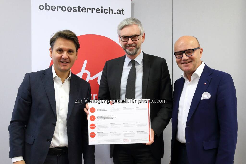 Der Geschäftsführer der Oberösterreich Tourismus GmbH Mag. Andras Winkelhofer, Wirtschafts- und Tourismusreferent LH-Stv. Dr. Michael Strugl sowie der Vorsitzende des Landes-Tourismusrates und Spartenobmann Tourismus und Freizeitwirtschaft in der Wirtschaftskammer OÖ BR Robert Seeber (v.l.n.r.) präsentieren die neue Landes-Tourismusstrategie 2022 für Oberösterreich. - Oberösterreich Tourismus: Neue Tourismusstrategie für Oberösterreich (Fotocredit: Land OÖ/Liedl), © Aussender (28.11.2017) 