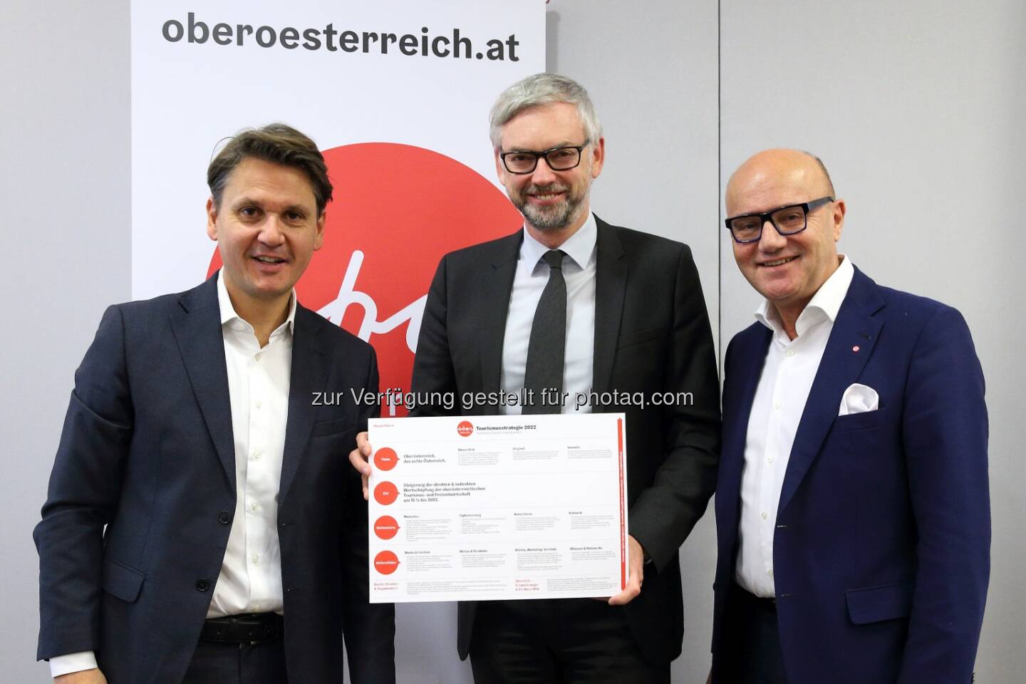 Der Geschäftsführer der Oberösterreich Tourismus GmbH Mag. Andras Winkelhofer, Wirtschafts- und Tourismusreferent LH-Stv. Dr. Michael Strugl sowie der Vorsitzende des Landes-Tourismusrates und Spartenobmann Tourismus und Freizeitwirtschaft in der Wirtschaftskammer OÖ BR Robert Seeber (v.l.n.r.) präsentieren die neue Landes-Tourismusstrategie 2022 für Oberösterreich. - Oberösterreich Tourismus: Neue Tourismusstrategie für Oberösterreich (Fotocredit: Land OÖ/Liedl)