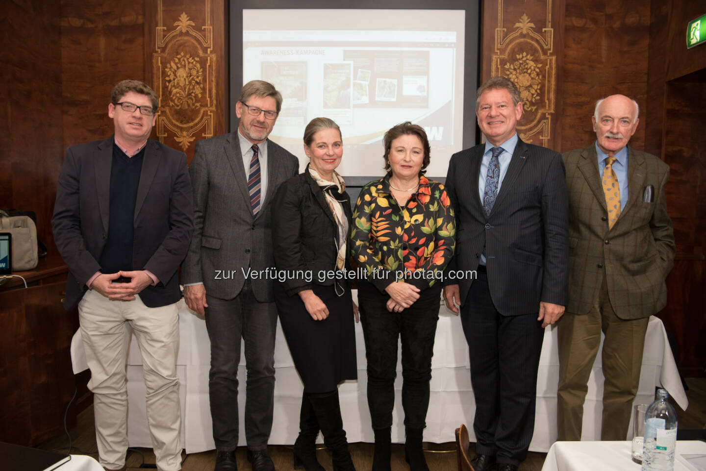 Mario Haller (Managing Director Austria - Eli Lilly) und die Podiumsgäste der Pressekonferenz Psoriasis - Therapieziele im Wandel: gemeinsam mehr erreichen: Dr. Erwin Rebhandl (Präsident von AM PLUS - Initiative für Allgemeinmedizin und Gesundheit), Dr. Ulrike Mursch-Edlmayr (Präsidentin der Österreichischen Apothekerkammer), Prim. Univ.-Prof. Dr. Beatrix Volc-Platzer (Abteilungsvorstand, Dermatologische Abteilung, Sozialmedizinisches Zentrum Ost -Donauspital), Dr. Johannes Neuhofer (Präsident des Berufsverbandes österreichischer Dermatologen) und Dr. Gerhard Hoch (stellvertretender Obmann der PSO Austria) - Welldone Werbung und PR GmbH: Pressemitteilung: Aufklärungskampagne zu Schuppenflechte (Fotocredit: Welldone/Oreste Schaller)