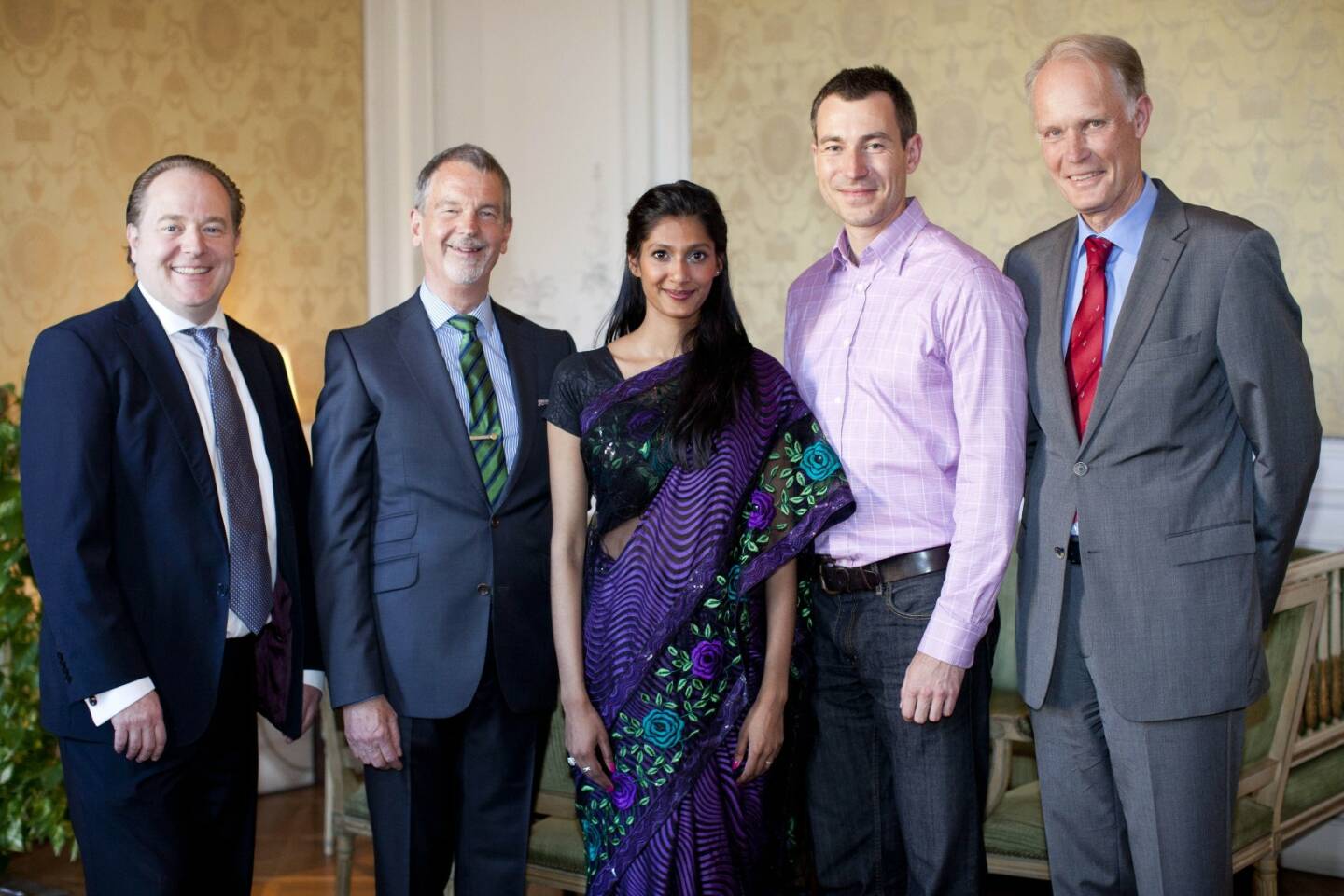 Verleihung des Wirtschaftspreises der Schwedischen Handelskammer, von links nach rechts Johan Eliasson, Präsident der Schwedischen Handelskammer in Österreich, Manager of the Year 2013, Lars Hagström, Gayathri Rathinavelu, Co-CEO The Good Tribes, Filip Hajny, CFO Ikea, Nils Daag, Schwedischer Botschafter in Österreich. Fotocredit:Schwedische Handelskammer/APA-Fotoservice/Pauty