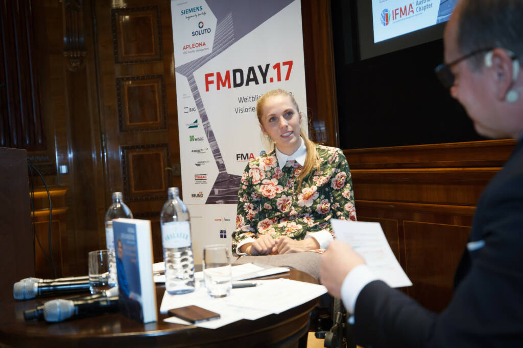 Beim FM-Day der IFMA Austria sprach Kira Grünberg, ehemalige Stabhochspringerin,  mit Moderator Gerald Groß über die Hindernisse, Herausforderungen und Veränderungen in ihrem Leben und dass Visionen das Wichtigste sind, denn sonst passiert Stillstand. Fotos: © FMA I IFMA Austria, Fotografin: Jana Madzigon, © Aussender (29.11.2017) 