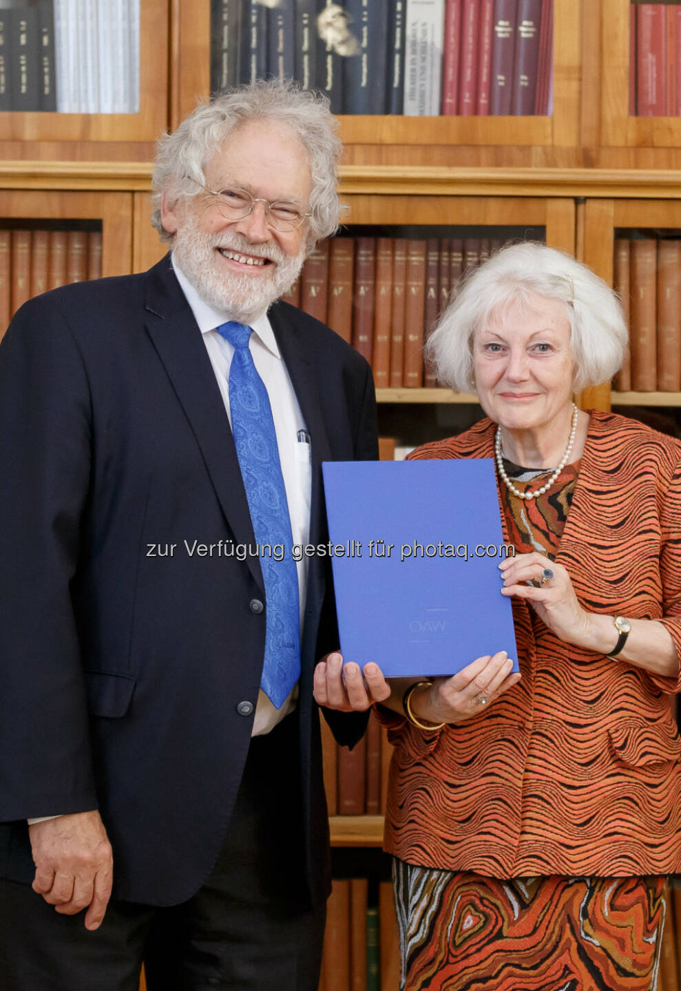 Anton Zeilinger, Präsident der Österreichischen Akademie der Wissenschaften, und Burghilde Hunger, Vertreterin des Kuratoriums der Mannagett-Stiftung, bei der Unterzeichnung einer Vereinbarung zur Förderung von Nachwuchsforscher/innen. - Österreichische Akademie der Wissenschaften: Mannagetta-Stiftung unterstützt Nachwuchsförderung an der ÖAW (Fotograf: Elia Zilberberg / Fotocredit: ÖAW)