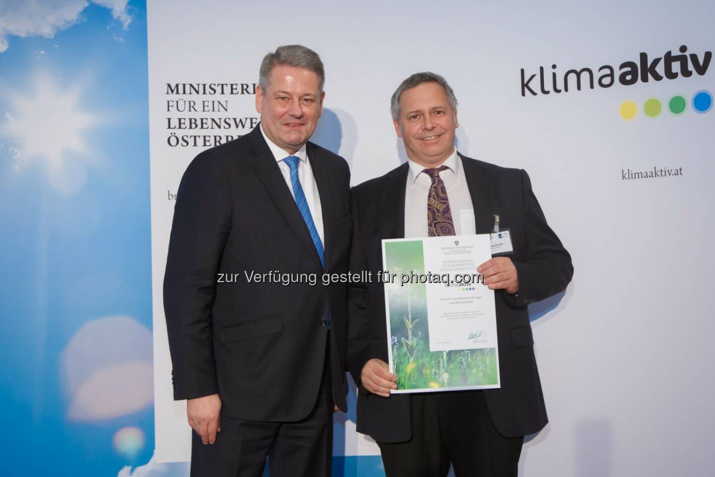 Bundesminister Andrä Rupprechter mit Thomas Fuhrmann (SHEQ-Manager, Henkel CEE) - Henkel Central Eastern Europe: klimaaktiv-Preis an Henkel vergeben (Bild: Jana Madzigon/Henkel)