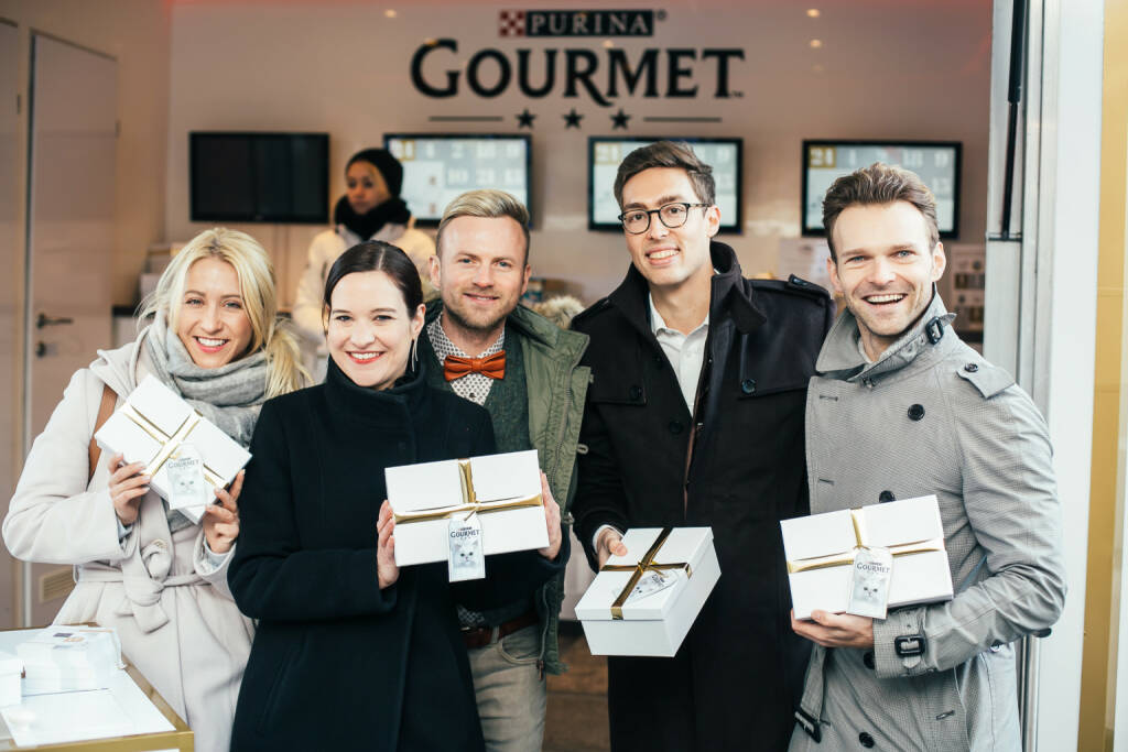 Purina PetCare Austria: Prominente Katzenfans eröffnen GOURMET Adventkalender; Kathrin Menzinger, Gisèle Mugny (Purina PetCare Österreich), Willi Gabalier, Franck A. Michel (Purina PetCare Österreich) und Vadim Garbuzov feiern den Auftakt des GOURMET Adventkalenders; Fotocredit: Purina PetCare Austria, © Aussendung (04.12.2017) 