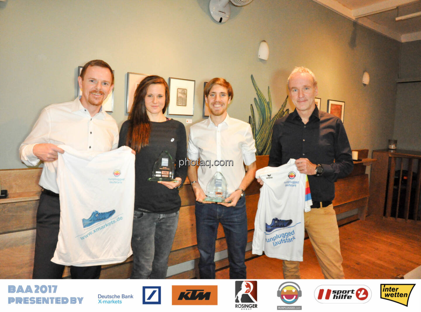 Rookies of the Year: Tanja Stroschneider und Christoph Sander, flankiert vom Runplugged-Laufstark-Team Christian-Hendrik Knappe (Deutsche Bank, li.) und Christian Drastil