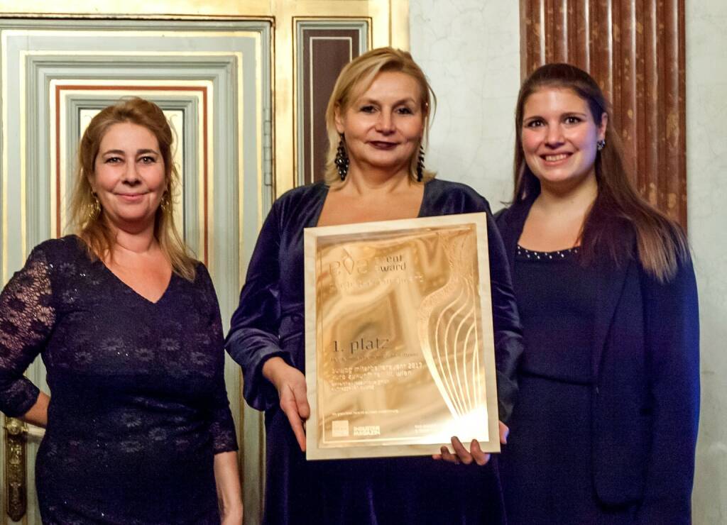 Im Rahmen einer großen Gala im Wiener Palais Todesco wurde der EVA Event Award 2017 für die besten Businessveranstaltungen Österreichs verliehen. In der Kategorie „Bestes Mitarbeiter-Event“ wurde die diesjährige Mitarbeiterveranstaltung der BUWOG Group von einer Experten-Jury auf Platz 1 gewählt. v.l.n.r: Beatrice Schmidt (Leitung Veranstaltungen, WEKA Industrie Medien), Ingrid Fitzek-Unterberger (Bereichsleiterin Marketing & Kommunikation BUWOG) und Marja Stratbücker (Senior Project Manager, Jazzunique); Copyright: Daniel Mikkelsen, © Aussendung (11.12.2017) 