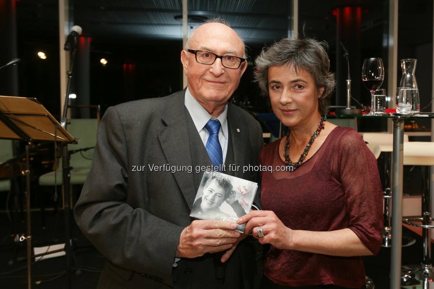 Günter Geyer (Vorstandsvorsitzender des Wiener Städtischen Versicherungsvereins) und Schauspielerin Mercedes Echerer im Rahmen der CD-Präsentation „Rumänisches Roulette“ im Ringturm - Wiener Städtische Versicherungsverein: „Rumänisches Roulette“ im Wiener Ringturm (Bild: Tanzer / Wiener Städtische Versicherungsverein)