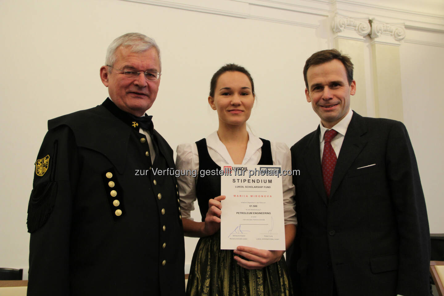 Herbert Hofstätter, Mariia Mironova (Stipendiatin) und Robert Gulla - Lukoil International: Lukoil und Montanuniversität Leoben vergeben Stipendien (Bild: Montanuniversität Leoben)