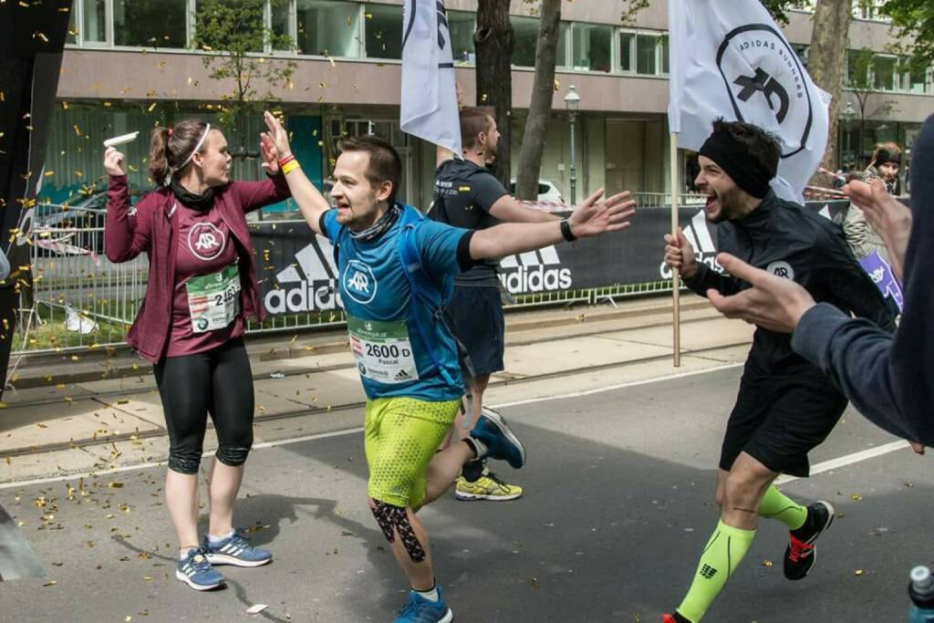 Pascal Pils: Nominierung Mein Sportschnappschuss 2017: warum das Bild? Weil es heuer nicht nur meine erste Teilnahme beim VCM (Staffel) war sondern das Bild für mich auch so schön zeigt, dass Laufen obwohl man alleine läuft trotzdem Teamsport sein kann - hab jetzt noch ne Gänsehaut wenn ich dran denk wie motivierend die Anfeuerungen durch meine Freunde und Laufkollegen waren (25.12.2017) 