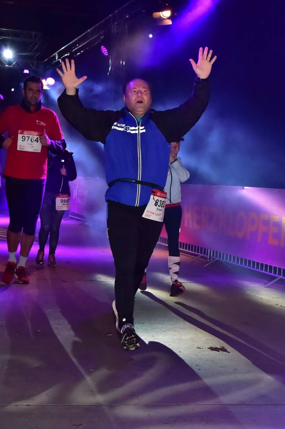 Erwin Roessler Nominierung Mein Sportschnappschuss 2017: Das Durchlaufen durch das große Olympiator des Münchner Olympiastadions heuer beim 10 km Bewerb (natürlich mit neuer persönlicher Bestzeit gefinisht). Wenn du dann gleich ins Olympiastadion der Olympischen Spiele von 1972 hinein läufst, ist das einfach ein magischer Moment. PS: Ist zwar ein Profibild, wurde aber von mir käuflich erworben. Die Lizenz beinhaltet u.a. auch die Verwendung auf Facebook 