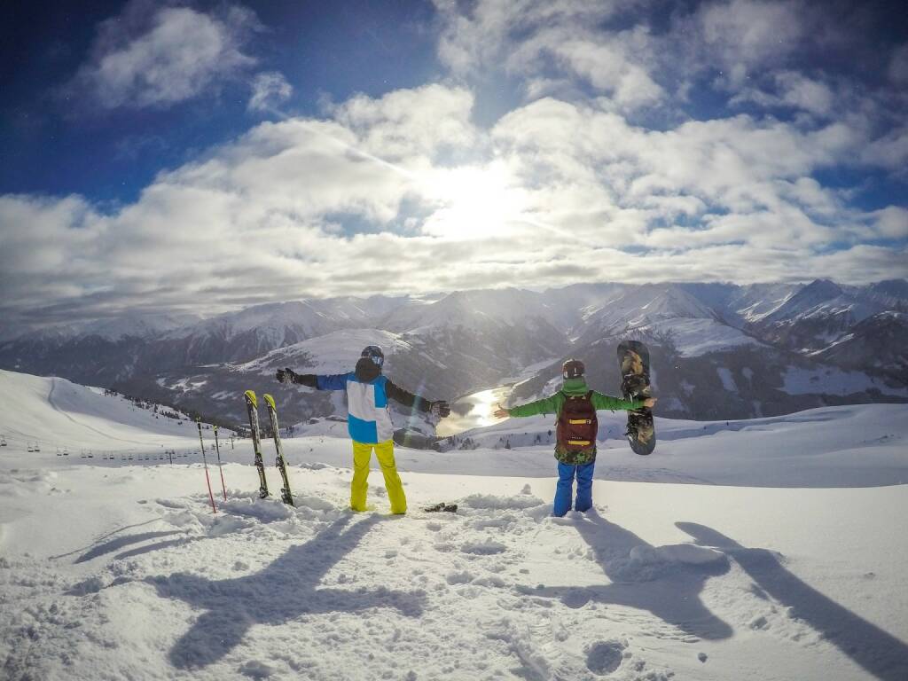 Dominic Herout Nominierung Mein Sportschnappschuss 2017 - Frischer Powder, wunderbare Aussicht auf den Speicher Durlaßboden im Zillertal - lässt einfach jedes Wintersportherz höher schlagen (im Bild mit Michael) (27.12.2017) 