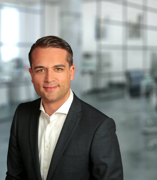 Thomas Soltau ist Vorstandsvorsitzender von FondsDISCOUNT.de und der wallstreet:online capital AG mit Sitz in Berlin. Mit seinem 30-köpfigen Team konzentriert er sich seither auf die Weiterentwicklung der Gesellschaft, auch über die Landesgrenzen hinaus: das Unternehmen startete seinen Vertrieb 2017 in Österreich.
FondsDISCOUNT.de hat sich in den vergangenen 17 Jahren zu einem der größten Online-Vermittler entwickelt und bietet Anlegern Sonderkonditionen beim Fondskauf, so entfällt der branchenübliche Ausgabeaufschlag bei mehr als 20.000 Fonds. Bild: FondsDiscount.de, © Aussender (28.12.2017) 