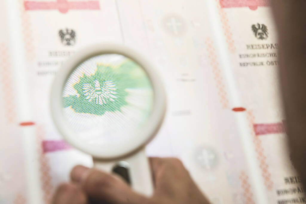 Österreichische Staatsdruckerei: Top-Performance der Staatsdruckerei bei EU-Reisedokumenten-Prüfung, Qualität von Identitätsdokumenten gerade heute wichtiger denn je; Credit: OeSD, © Aussendung (28.12.2017) 