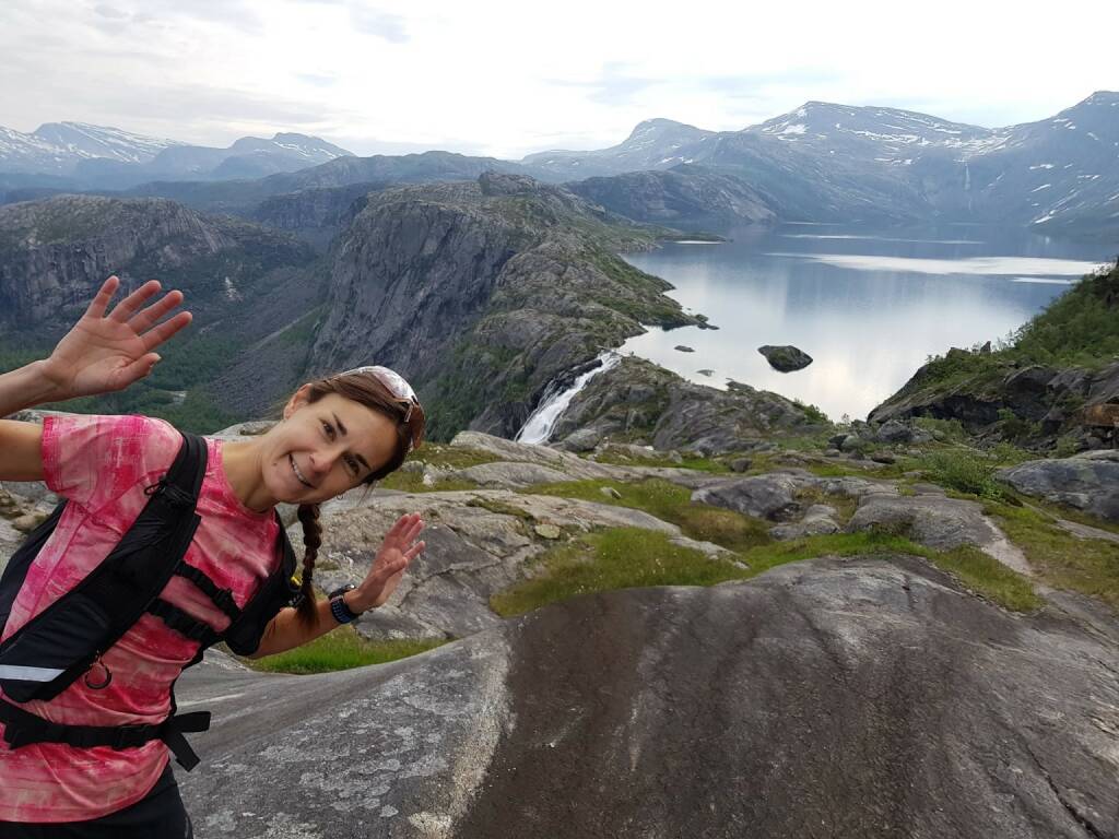 Carola Bendl-Tschiedel Auch von mir ein Bild. Aus einem wunderschönen Urlaub mit vielen Kilometern Traillaufen in Schweden, Finnland und Norwegen. Hier unterwegs im Rago Nasjonal Park nordöstlich von Bodø, nahe der schwedischen Grenze. Bei Mitternachtssonne und Traumwetter macht das Traillaufen noch mehr Spaß. Und ein tolles Grundlagentraining für die späteren Wettkämpfe war es auch.  (30.12.2017) 