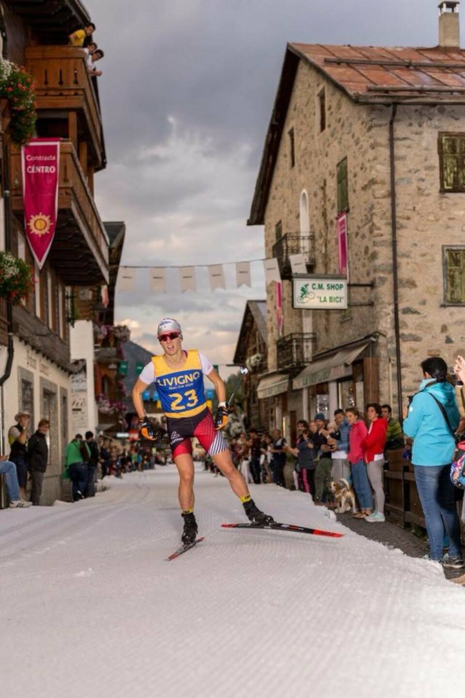 Lisa Unterweger: Mein Sportschnappschuss des Jahres 2017! Langlaufen im Sommer!! Bei der Trofeo delle Contrade Livigno - 1kshot - ein Langlaufsprint mitten in der Einkaufsstraße von Livigno.