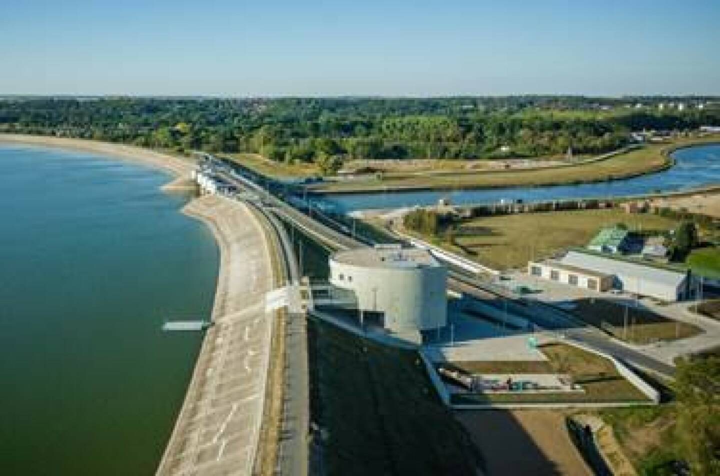 Eines der prestigeträchtigsten und kompliziertesten Projekte im Bereich Hydrotechnik, das in den vergangenen Jahren von der PORR in Polen fertiggestellt wurde – die Modernisierung des Hochwasserstausees Nysa. Foto©PORR