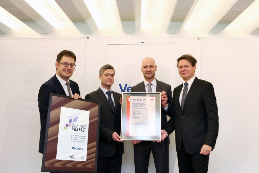 Bei VERBUND ist Diversity Management gelebte Praxis – dafür ist das Unternehmen ab sofort durch den TÜV AUSTRIA zertifiziert: (v.l.n.r.) Peter Rieder (Arbeitswelten Consulting), Georg Westphal (VERBUND), David Kuss (Vertriebsleiter TÜV AUSTRIA Business Area Life, Training & Certification), Wolfgang Anzengruber (VERBUND CEO), Fotocredit: Verbund, © Aussendung (11.01.2018) 