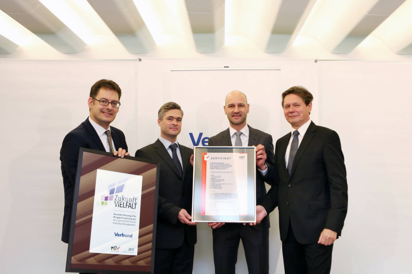 Bei VERBUND ist Diversity Management gelebte Praxis – dafür ist das Unternehmen ab sofort durch den TÜV AUSTRIA zertifiziert: (v.l.n.r.) Peter Rieder (Arbeitswelten Consulting), Georg Westphal (VERBUND), David Kuss (Vertriebsleiter TÜV AUSTRIA Business Area Life, Training & Certification), Wolfgang Anzengruber (VERBUND CEO), Fotocredit: Verbund