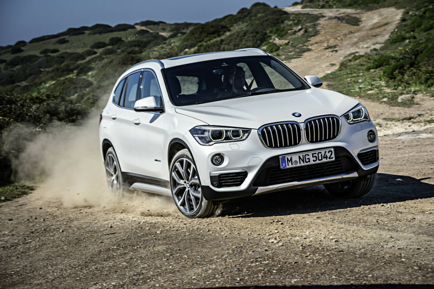 BMW Group in Österreich: BMW war 2017 der erfolgreichste Premiumhersteller in Österreich. Der neue BMW X1. BMW X1 xDrive20d - Modell xLine -Mineralweiß metallic - Leichtmetallräder Y-Speiche 511 - Innenraum, Leder Dakota mit Perforierung Mokka - Interieurleiste, Edelholzausführung Eiche Maser matt, Akzentleiste Perlglanz Chrom. Bild: BMW AG