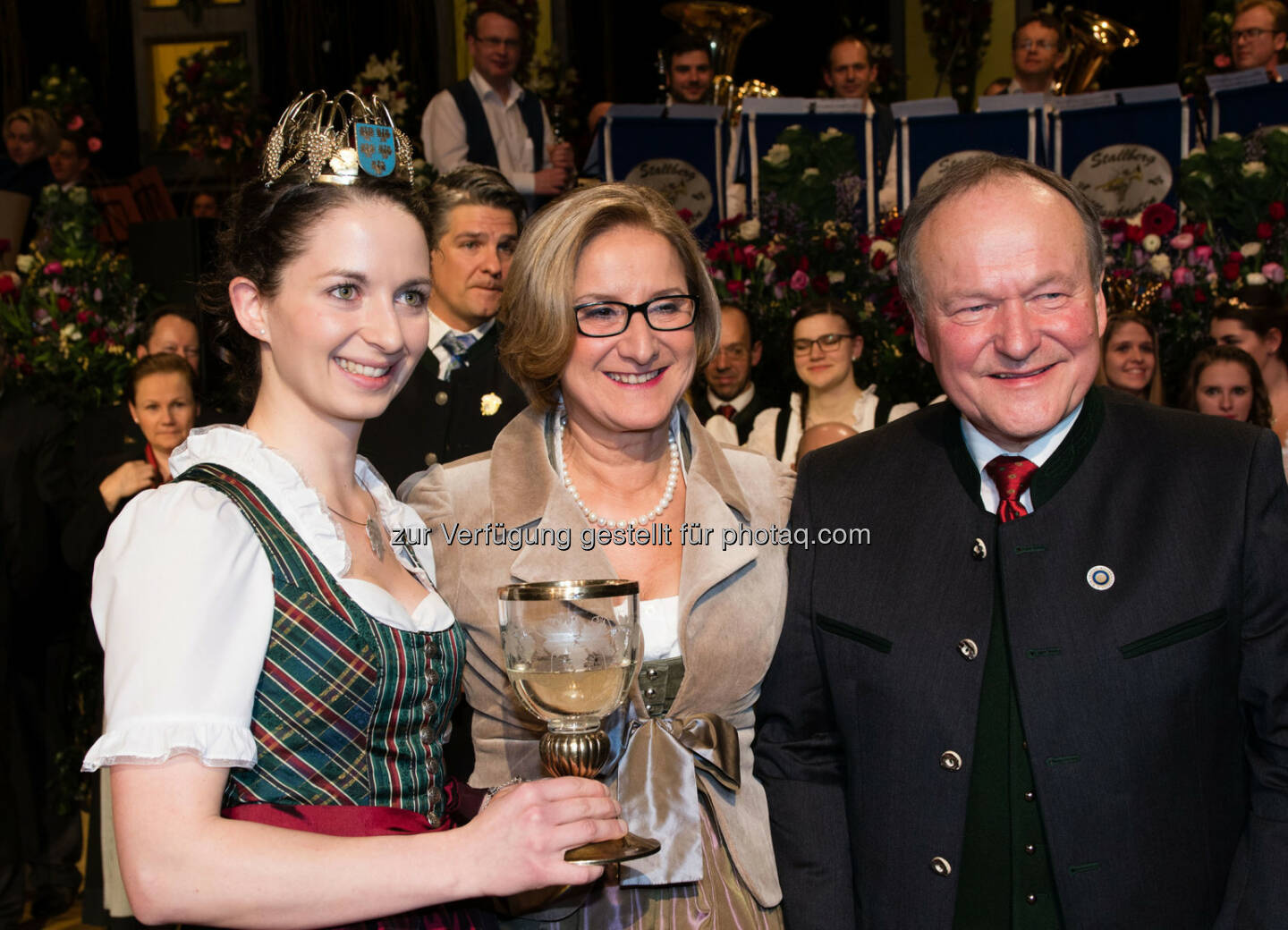 75. NÖ Bauernbundball, traditionell wurde ein Kelch mit Wein gereicht: NÖ Landesweinkönigin Julia I. mit Ballobmann Stefan Jauk, Landeshauptfrau Johanna Mikl-Leitner und NÖ Bauernbundobmann Hermann Schultes bei der Eröffnung. Fotocredit:NÖ Bauernbund/ Helmut Lackinger