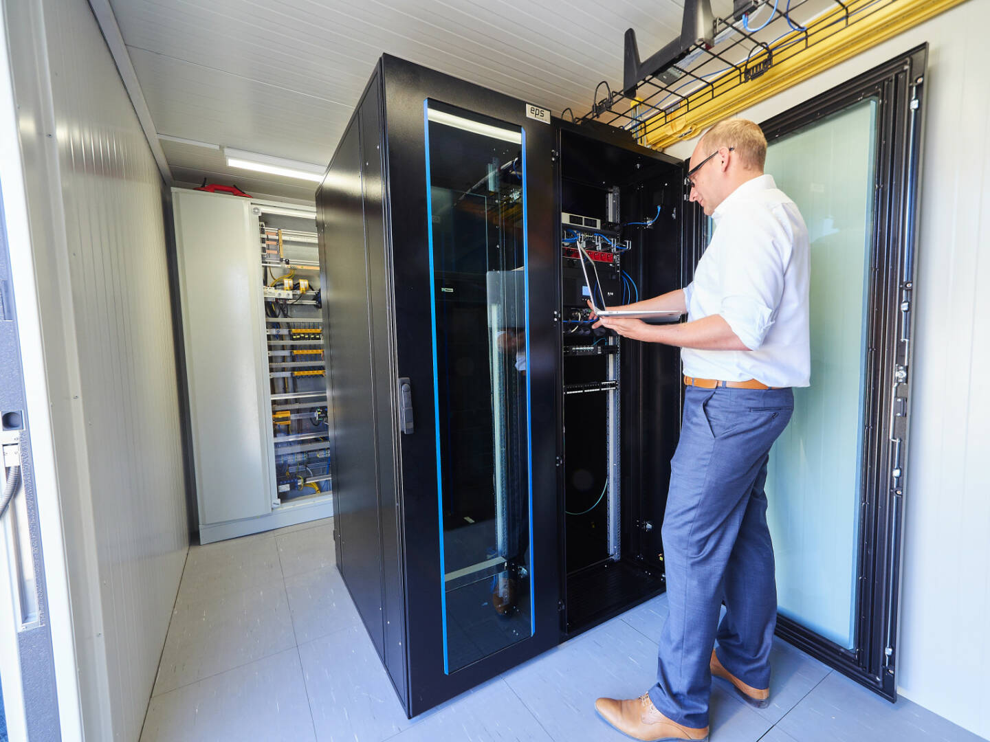 EPS Electric Power Systems GmbH: Der Data Center Container von EPS ist ausgestattet mit der modernsten IT-Infrastruktur inklusive IT-Klimaanlage und 19 Serverschränken. Großer Vorteil dieser Lösung ist die hohe Flexibilität und Mobilität. Fotocredit: EPS