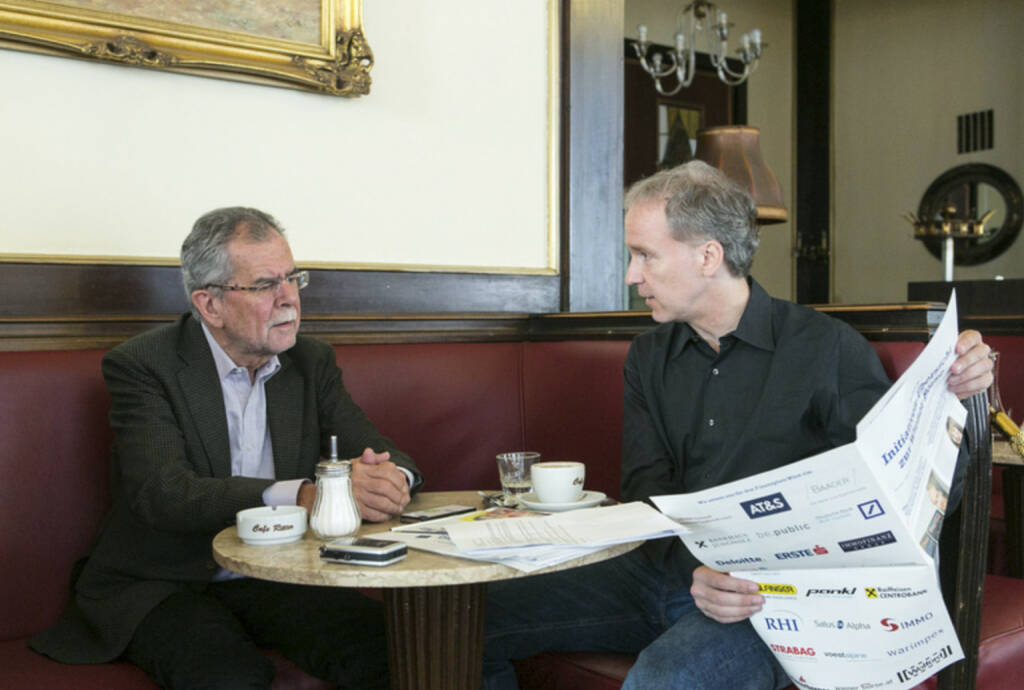 Fachheft-Blättern mit Alexander Van der Bellen im Cafe Ritter für http://www.christian-drastil.com/2013/06/01/van_der_bellen_mehr_bankenabgabe_wegen_der_hypo_nein (01.06.2013) 