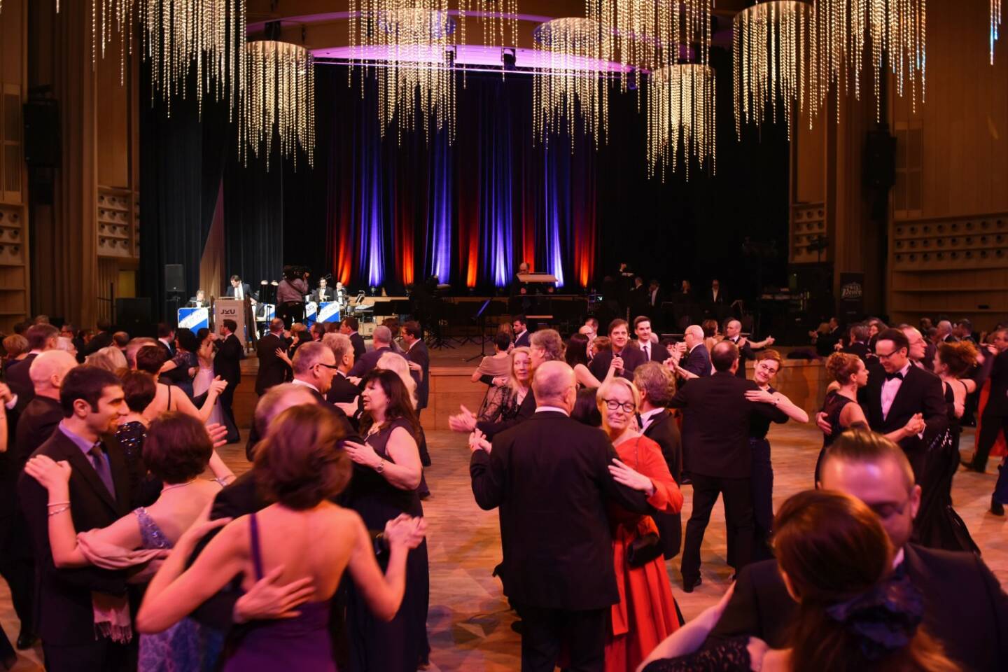 Über 2.500 Gäste kamen zum JKU-Ball; volles Parkett im Brucknerhaus, tanzen, Ball, Tanzfläche, Bühne; Bildrecht: JKU/Röbl