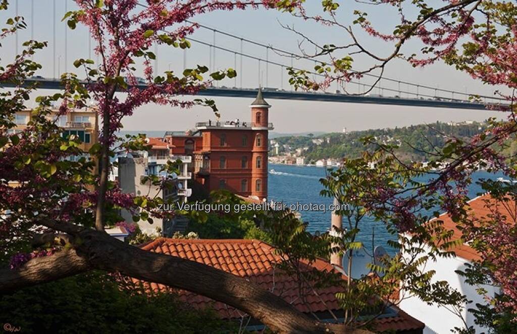 Häuser, Bosporus, Brücke; Türkei, Istanbul, © Herlinde Wagner (02.06.2013) 