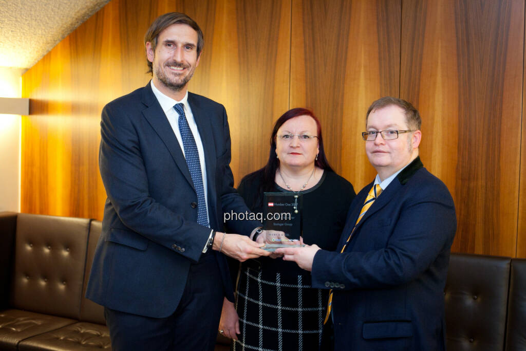 Christoph Moser (Weber & Co.) - Yvette Rosinger, Gregor Rosinger - Special Award Mittelstandsinvestor - Rosinger Group, © photaq (25.01.2018) 