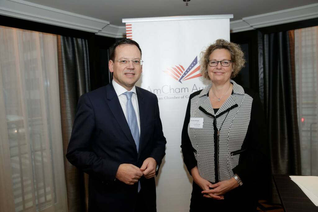 AmCham Austria-Präsidentin und Xerox Austria-General Managerin Sandra Kolleth und Finanzmarktaufsicht-Vorstand Klaus Kumpfmüller, © leisure.at/Roland Rudolph (26.01.2018) 