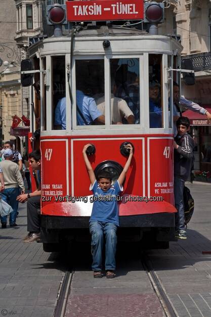 Kind, Strassenbahn; Türkei, Istanbul, © Herlinde Wagner (02.06.2013) 