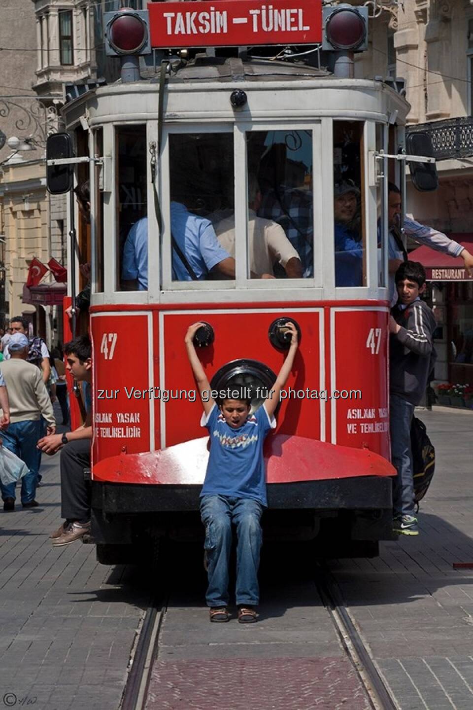 Kind, Strassenbahn; Türkei, Istanbul