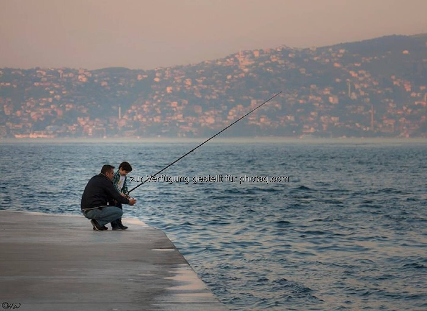 Kind beim Fischen; Türkei, Istanbul