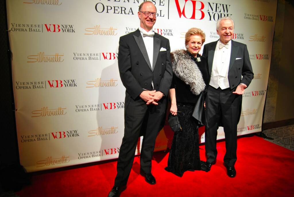 Generalkonsul Helmut Böck mit den Serafins © The Viennese Opera Ball (03.02.2018) 